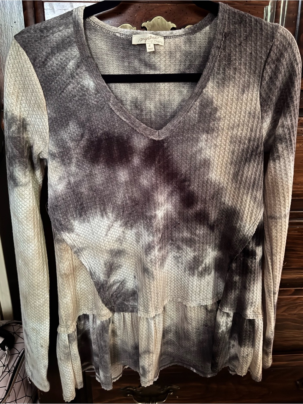 Mystree Tie-Dye Waffle V-Neck Peplum Top - Gray & Cream